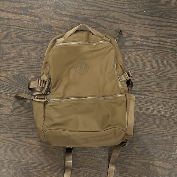 Lululemon new crew backpack 22L logo - Picture 5 of 6